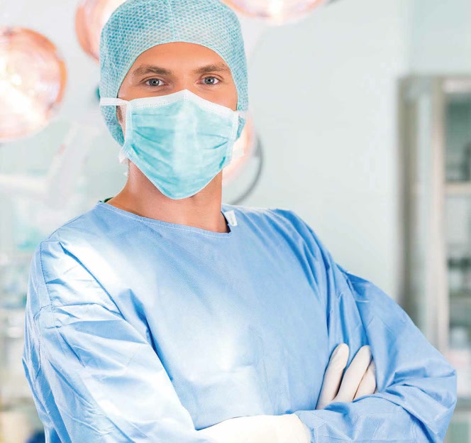 Professionnel de santé portant une tenue de protection médicale.
