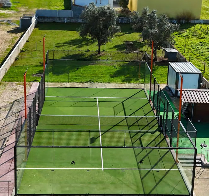 Vue aérienne de courts de padel panoramiques.