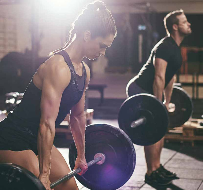 Personnes soulevant des haltères dans une salle de fitness