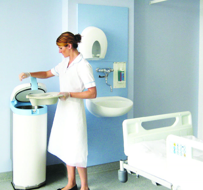 Professionnelle de santé utilisant un équipement d’hygiène des patients.