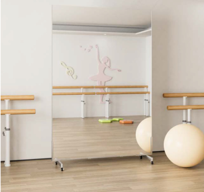 Miroir mobile sans verre dans une salle de danse