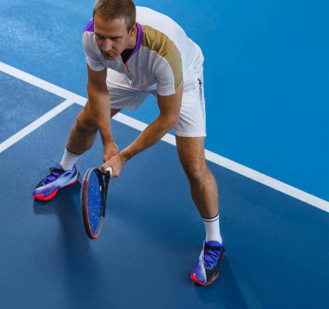 Revêtement bleu d’un terrain de tennis en utilisation