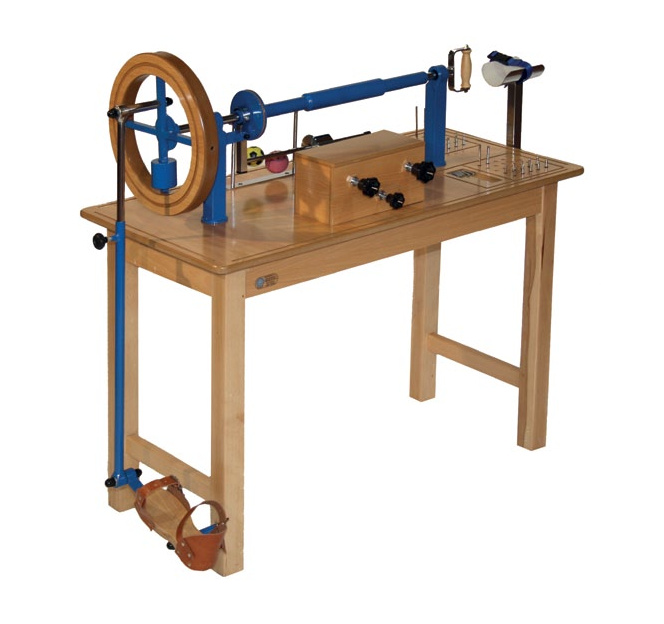 Table en bois équipée de dispositifs de rééducation de la main et du pied